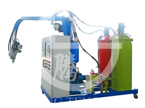 A two-component high-volume low-pressure box foaming machine